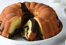 Metà impasto bianco, metà cacao, la ricotta alla base di tutto: così morbido che c’è chi lo mangia col cucchiaio Ciambellone marmorizzato alla ricotta