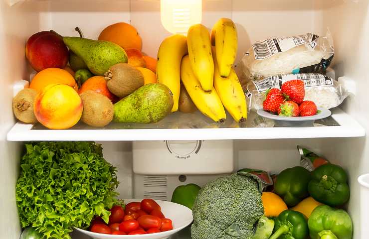 Alimenti disposti in frigo