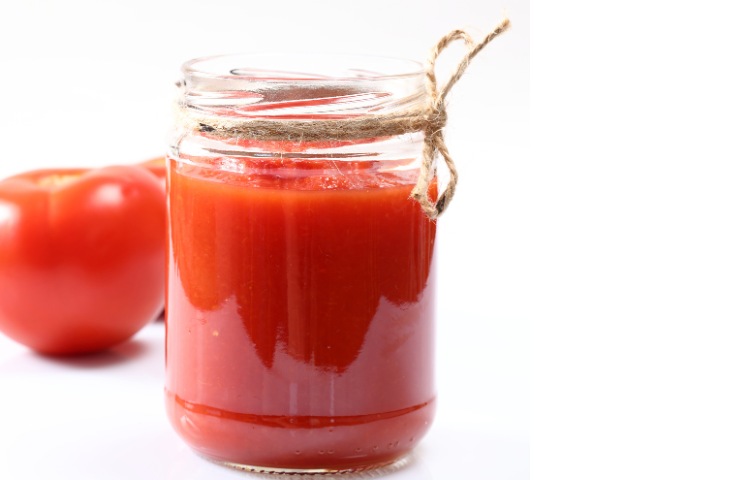 Salsa di pomodoro in un barattolo