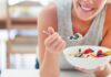 Donna che mangia sano e con gusto a colazione