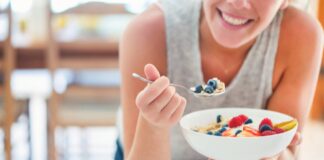 Donna che mangia sano e con gusto a colazione