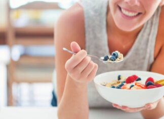 Donna che mangia sano e con gusto a colazione