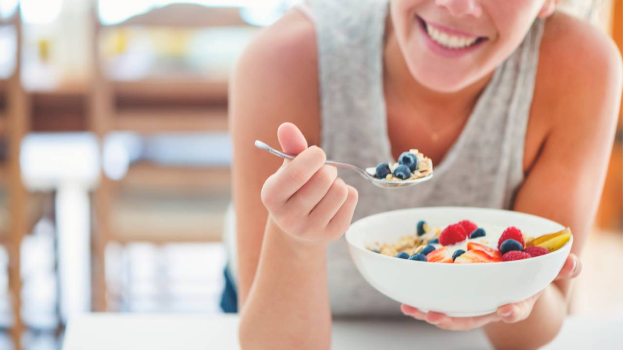 Donna che mangia sano e con gusto a colazione