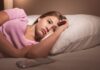Ragazza che non riesce a dormire per colpa del caldo