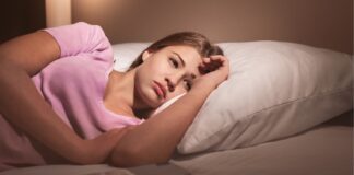 Ragazza che non riesce a dormire per colpa del caldo