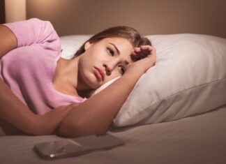 Ragazza che non riesce a dormire per colpa del caldo