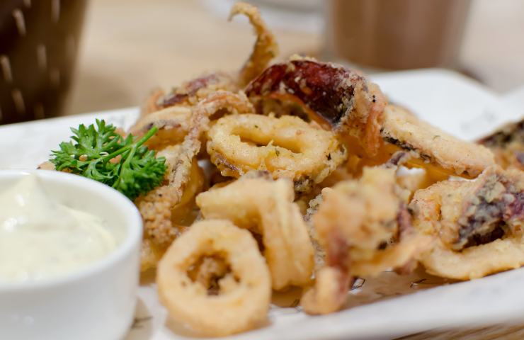 Frittura di pesce in tavola