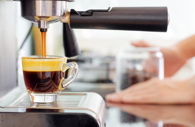 Caffè espresso fatto con una macchina del caffè