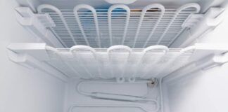 Interno di congelatore da sbrinare