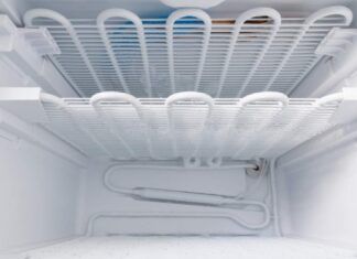 Interno di congelatore da sbrinare