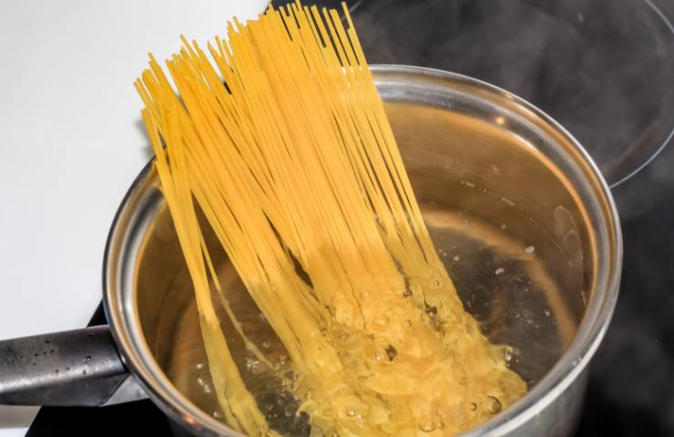 Spaghetti messi a cuocere in una pentola ricolma d'acqua