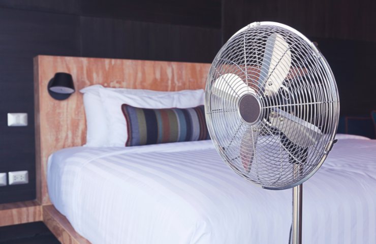 Un ventilatore in camera da letto