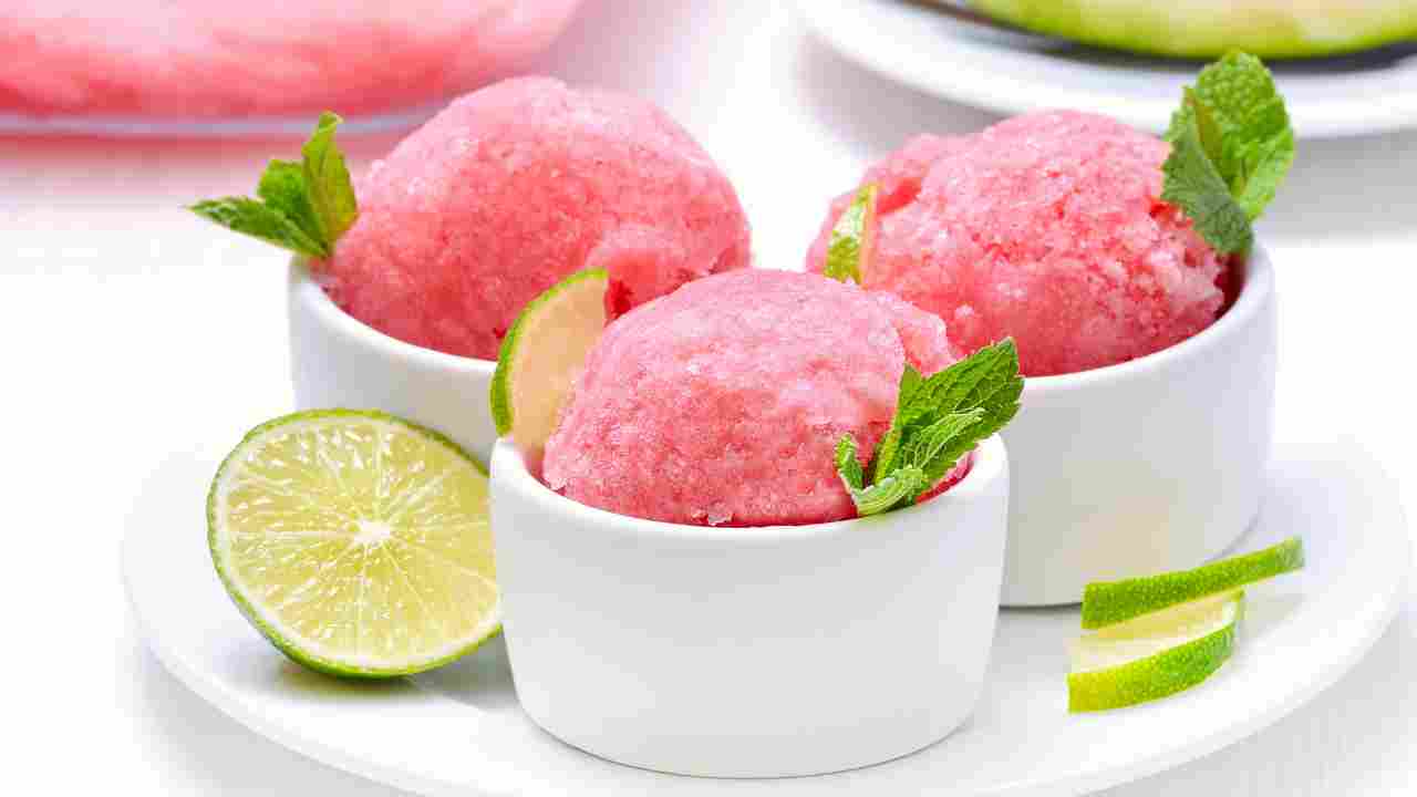 Con il cocomero avanzato faccio il sorbetto più veloce del mondo, non serve la gelatiera e nemmeno lo zucchero