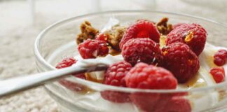 Coppa yogurt cereali e lamponi RicettaSprint