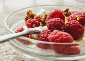 Coppa yogurt cereali e lamponi RicettaSprint