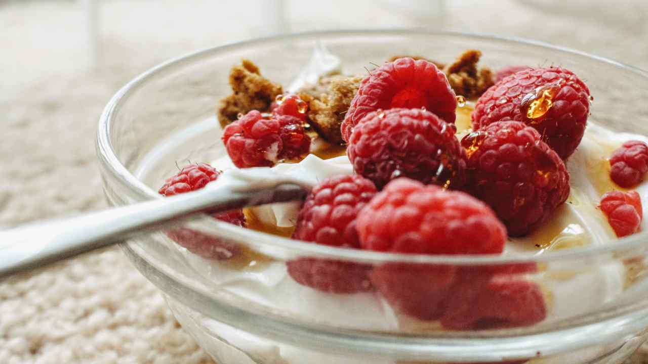 Coppa yogurt cereali e lamponi RicettaSprint