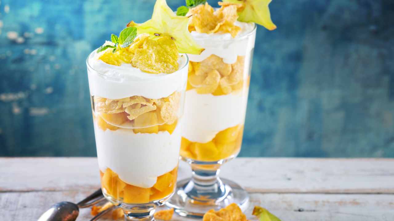 Coppa yogurt cereali e mango RicettaSprint