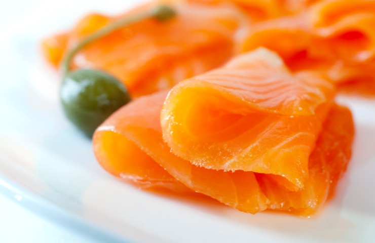 Del salmone affumicato in un piatto