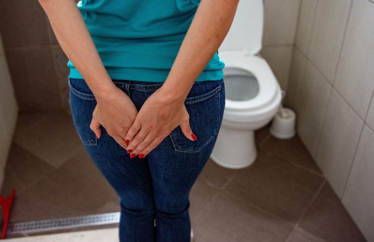 Una donna con problemi legati alla diarrea