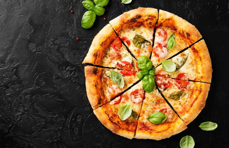 Pizza tagliata a spicchi