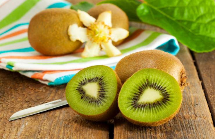 Kiwi su di un tavolo