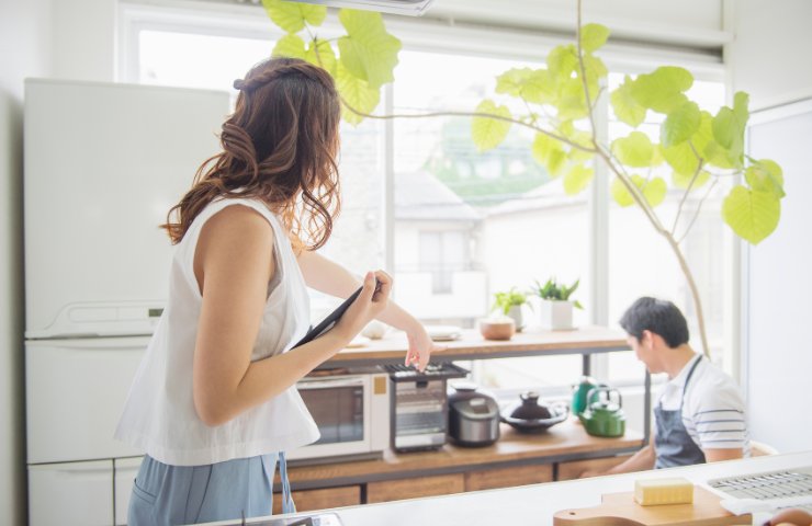 Una coppia che cucina insieme