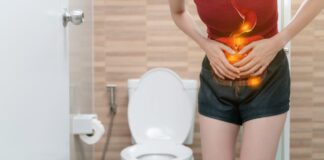 Una donna alle prese con la diarrea