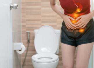 Una donna alle prese con la diarrea
