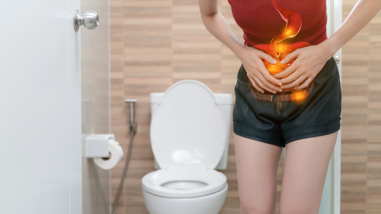 Una donna alle prese con la diarrea