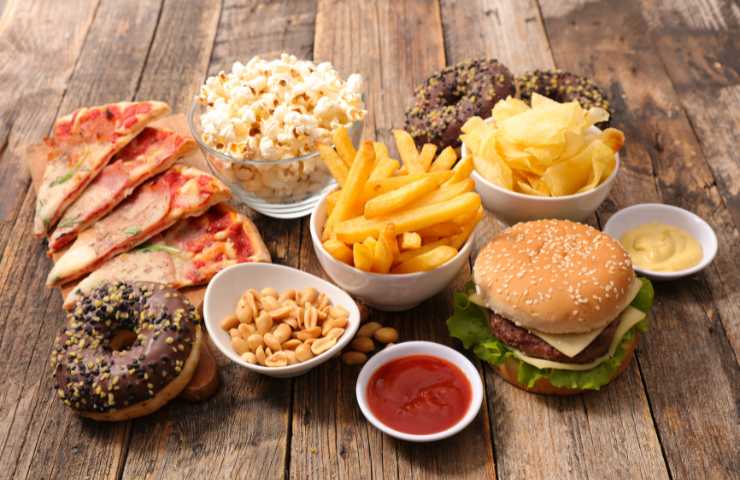 Diversi esponenti di cibo spazzatura