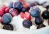 Crema di yogurt e frutta congelata