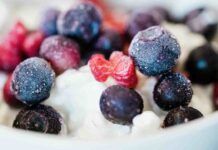 E un dolce ma sembra un gelato, la crema di yogurt e frutta congelata che faccio ogni sera e non mi stanca mai. Lo zucchero? Chi lo ha detto? Crema di yogurt e frutta congelata