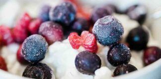 Crema di yogurt e frutta congelata
