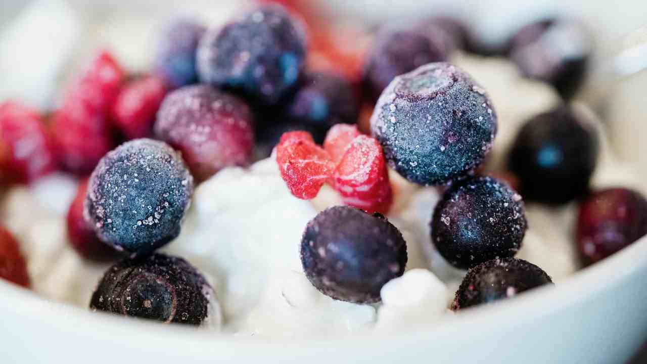 Crema di yogurt e frutta congelata