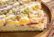 Croccante sopra, fruttata e morbida sotto: questa crumb cake ha ufficialmente preso il posto della crostata di mele della nonna Crumb cake alla frutta