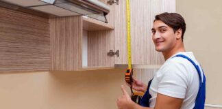 Uomo che monta una cucina