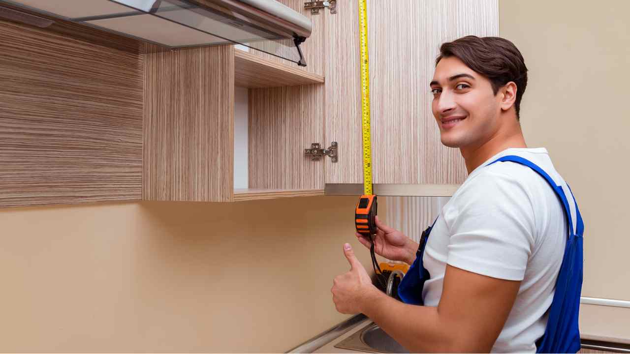 Uomo che monta una cucina
