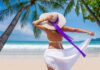 Una donna in spiaggia in una località esotica