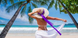 Una donna in spiaggia in una località esotica