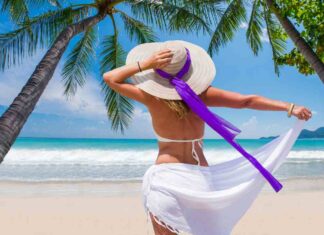 Una donna in spiaggia in una località esotica