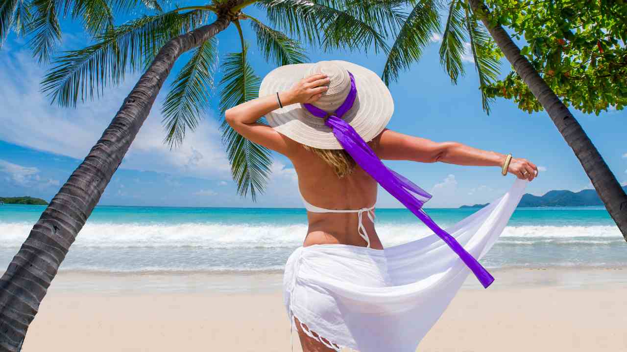 Una donna in spiaggia in una località esotica