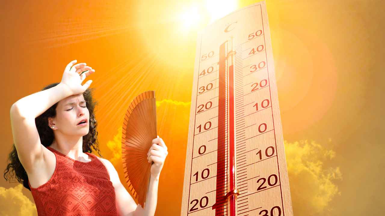 Donna che soffre il caldo