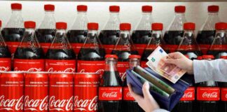 Bottiglie e lattine di Coca Cola esposte