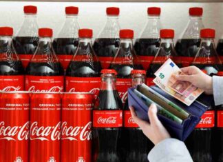 Bottiglie e lattine di Coca Cola esposte