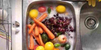 Frutta e verdura disinfettate nel lavello