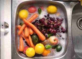 Frutta e verdura disinfettate nel lavello