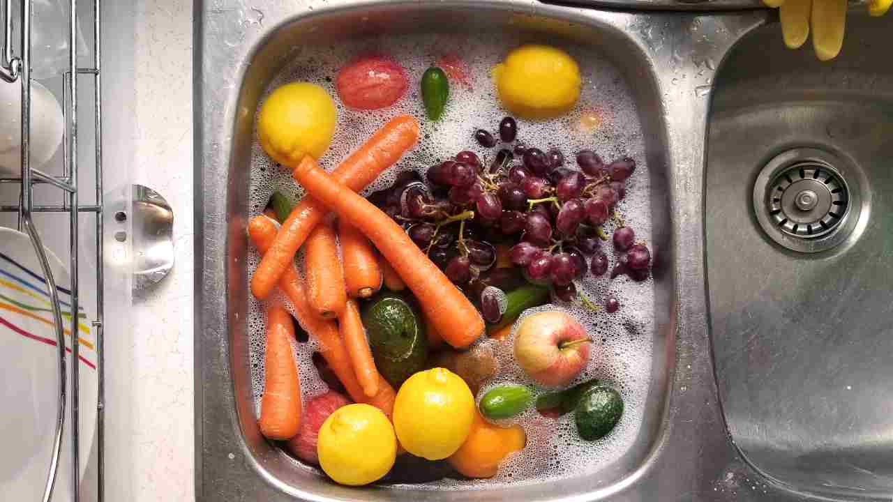 Frutta e verdura disinfettate nel lavello