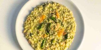 È un'esplosione. Il pranzo dell'estate a base di riso ma non è un'insalata, è un risotto cremoso alla crema di asparagi e salmone, un connubio che fa la differenza. Addio gente triste