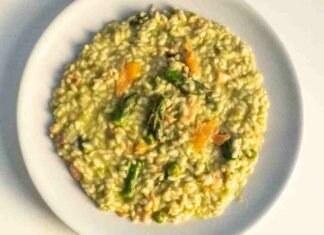 È un'esplosione. Il pranzo dell'estate a base di riso ma non è un'insalata, è un risotto cremoso alla crema di asparagi e salmone, un connubio che fa la differenza. Addio gente triste