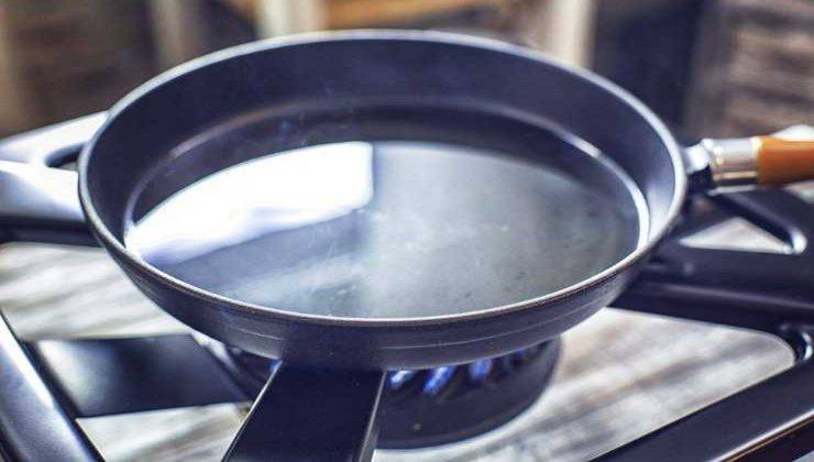 Evitare di riscaldare la padella senza ungerla o imburrarla RicettaSprint